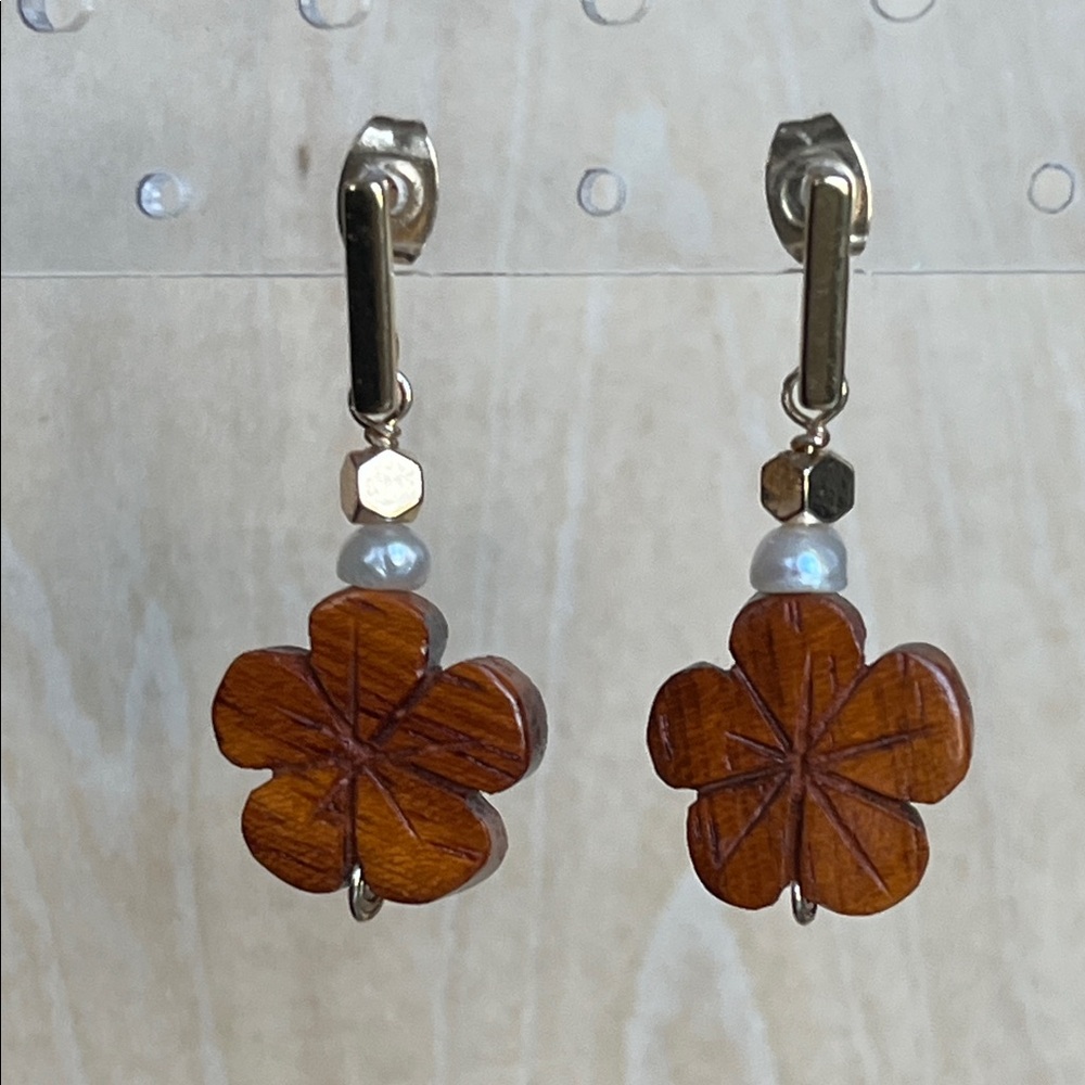 Wooden flower and freshwater pearl earrings. Golden